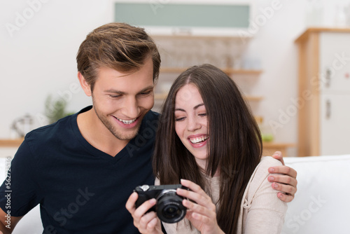 Photo: lachendes paar schaut fotos auf der kamera lachendes paar schaut fotos auf der kamera