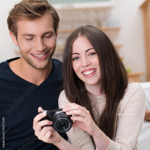 Photo: lachendes paar mit digital kamera lachendes paar mit digital kamera