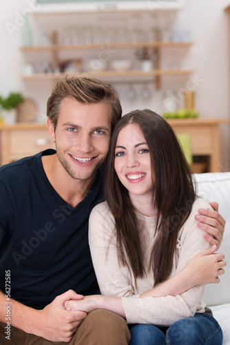 Photo: glückliches junges paar in ihrem apartment glückliches junges paar in ihrem apartment