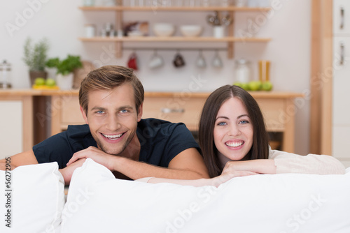 Photo: glückliches paar in der wohnung glückliches paar in der wohnung