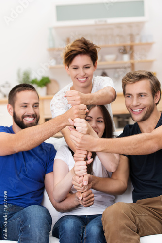 Photo: vier freunde halten zusammen vier freunde halten zusammen