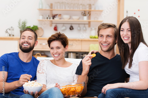 Photo: freunde schauen fernsehen freunde schauen fernsehen