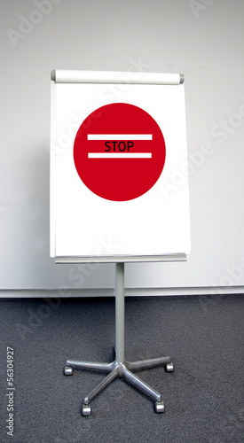 Photo: "Stop"-Hinweis auf beweglichem Aufsteller "Stop"-Hinweis auf beweglichem Aufsteller