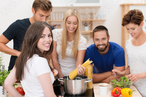 Photo: freunde haben spaß beim kochen freunde haben spaß beim kochen