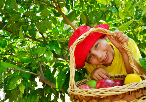 Photo: Kind mit Obst Kind mit Obst
