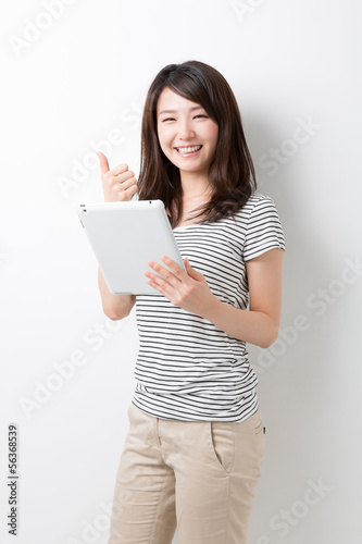Photo: タブレットを見る女性 タブレットを見る女性