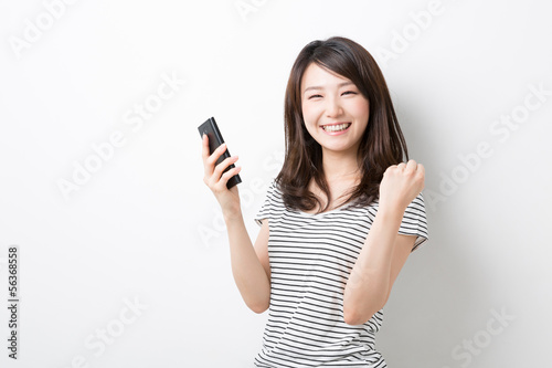 Photo: スマートフォンを見る女性 スマートフォンを見る女性