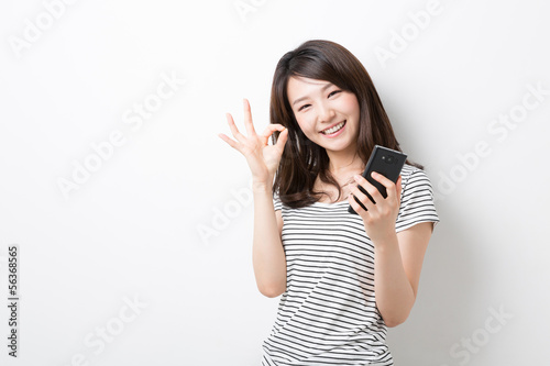 Photo: スマートフォンを見る女性 スマートフォンを見る女性