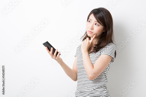 Photo: スマートフォンを見る女性 スマートフォンを見る女性