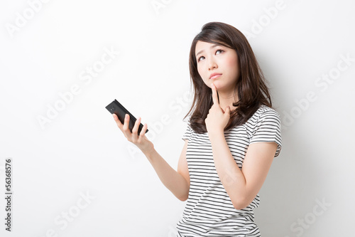 Photo: スマートフォンを見る女性 スマートフォンを見る女性