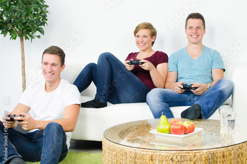 Photo: jugendliche beim konsole spielen jugendliche beim konsole spielen