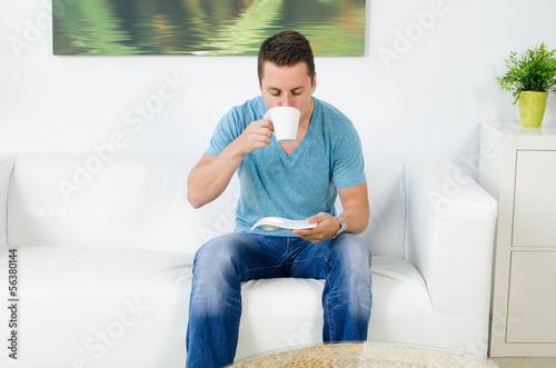 Photo: mann trinkt aus einer tasse mann trinkt aus einer tasse