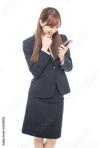 Photo: 携帯電話を使うビジネスウーマン 携帯電話を使うビジネスウーマン
