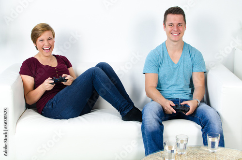 Photo: zwei freunde beim konsole spielen zwei freunde beim konsole spielen