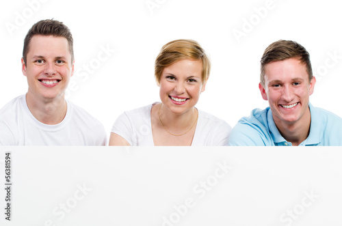 Photo: fröhliche gruppe mit hinweisschild fröhliche gruppe mit hinweisschild