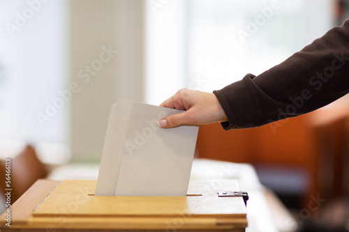 Photo: Stimmzettel in Wahlurne Stimmzettel in Wahlurne