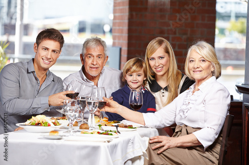 Photo: Familie im Restaurant beim Lunch Familie im Restaurant beim Lunch