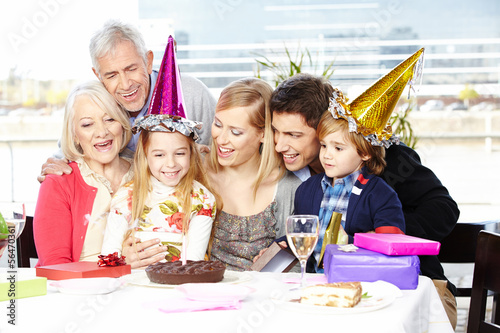 Photo: Harmonische Familie feiert Kindergeburtstag Harmonische Familie feiert Kindergeburtstag