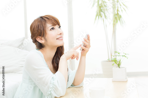 Photo: 携帯電話を使う女性 携帯電話を使う女性