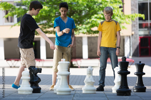 Photo: Schüler spielen Schach auf dem Schulhof Schüler spielen Schach auf dem Schulhof