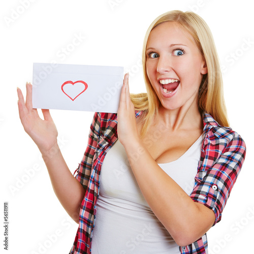 Photo: Blonde jubelnde Frau mit Liebesbrief Blonde jubelnde Frau mit Liebesbrief