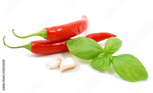 Photo: Due peperoncini con aglio e basilico Due peperoncini con aglio e basilico