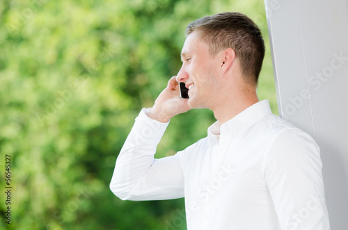 Photo: mann telefoniert mit smartphone mann telefoniert mit smartphone