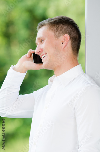 Photo: student telefoniert mit dem smartphone student telefoniert mit dem smartphone