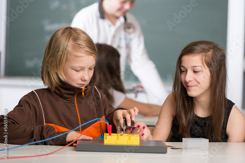 Photo: Versuch im Physik-Unterricht Versuch im Physik-Unterricht