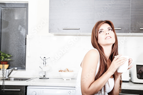 Photo: Frau mit Kaffee in der Küche Frau mit Kaffee in der Küche