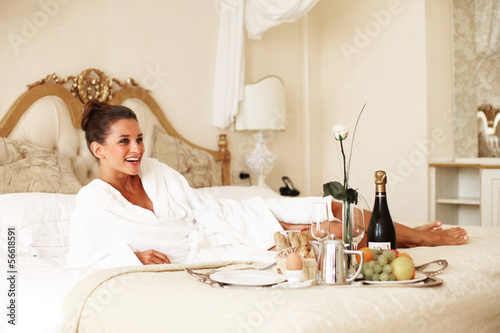 Photo: Frau frühstückt im Bett Frau frühstückt im Bett