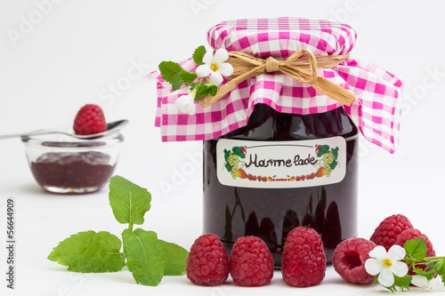 Photo: selbstgemachte Marmelade mit frischen Himbeeren selbstgemachte Marmelade mit frischen Himbeeren