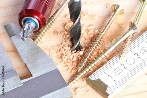 Photo: Bohrer mit Zollstock Bohrer mit Zollstock