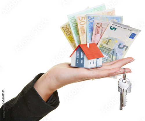 Photo: Hand hält Haus, Schlüssel und Geldscheine Hand hält Haus, Schlüssel und Geldscheine