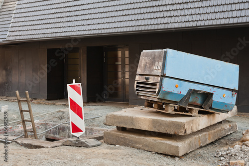 Photo: Ein Kompressor ohne Fahrwerk neben einem Kanalschacht Ein Kompressor ohne Fahrwerk neben einem Kanalschacht