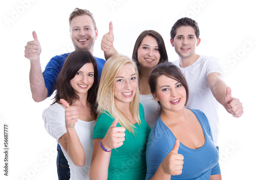 Photo: Gruppe junge Leute isoliert mit Daumen lachend als Team Gruppe junge Leute isoliert mit Daumen lachend als Team