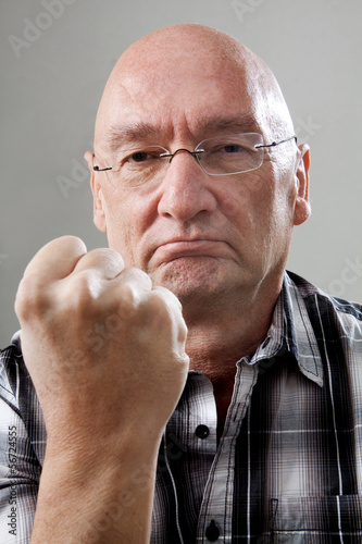 Photo: Typ mit geballter Faust Typ mit geballter Faust