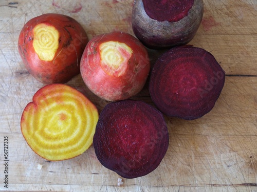 Photo: rote und gelbe beete auf holzbrettchen rote und gelbe beete auf holzbrettchen