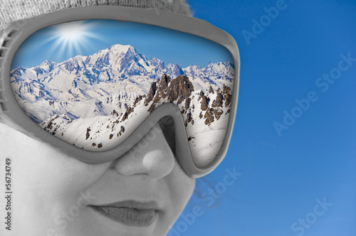 Photo: Jeune fille masque de ski, reflet Mont-Blanc Jeune fille masque de ski, reflet Mont-Blanc