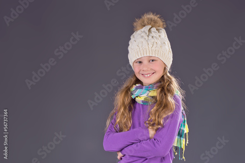 Photo: Lachendes Mädchen mit selbstgestrickter Mütze, Neutral Lachendes Mädchen mit selbstgestrickter Mütze, Neutral