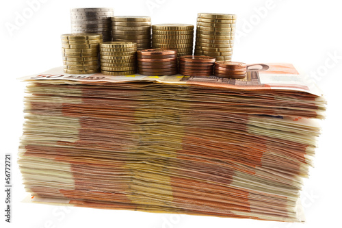 Photo: liasse de billets et piles de pièces liasse de billets et piles de pièces