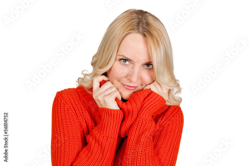 Photo: Attraktive blonde junge Frau kuschelt sich in ihren Pullover Attraktive blonde junge Frau kuschelt sich in ihren Pullover