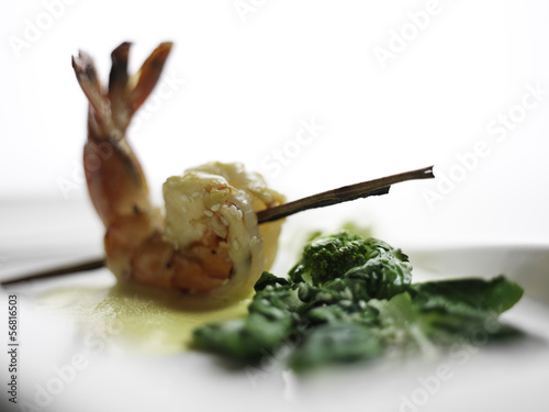 Photo: gebratene Riesengarnele auf Zimtspieß mit Pak Choy und Sesam gebratene Riesengarnele auf Zimtspieß mit Pak Choy und Sesam