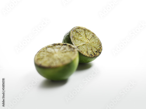 Photo: karamellisierte Limetten auf weißem Hintergrund karamellisierte Limetten auf weißem Hintergrund