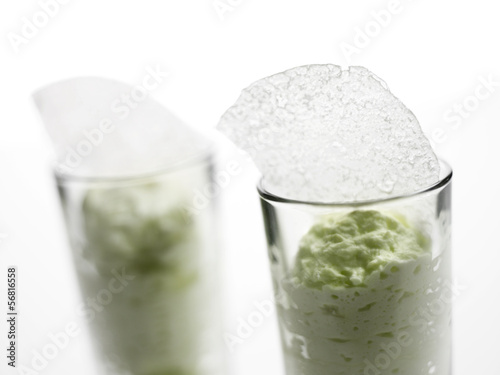 Photo: Zitronengrasespuma mit Kokosnusspergament in einem Glas Zitronengrasespuma mit Kokosnusspergament in einem Glas