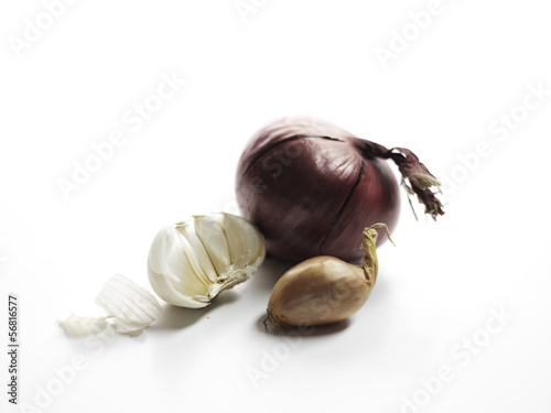 Photo: Zwiebel, Schalotte und Knoblauchzehen Zwiebel, Schalotte und Knoblauchzehen