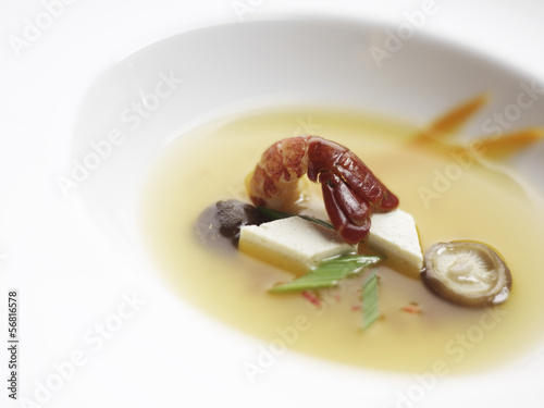Photo: klare Zitronengrasbrühe mit asiatischem Gemüse und Flusskrebs klare Zitronengrasbrühe mit asiatischem Gemüse und Flusskrebs