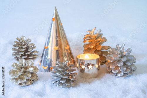 Photo: Windlichter mit Kiefernzapfen im Schnee Windlichter mit Kiefernzapfen im Schnee