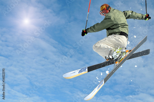 Photo: Skifahrer springt Skifahrer springt