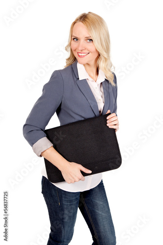 Photo: Lächelnde junge blonde Frau mit Mappe unter dem Arm Lächelnde junge blonde Frau mit Mappe unter dem Arm